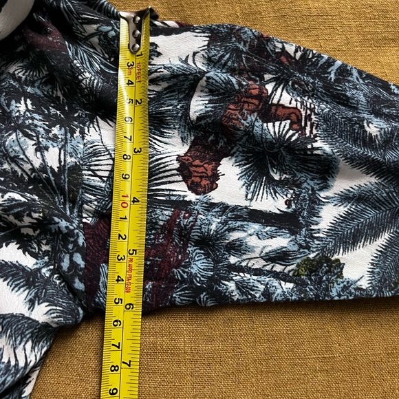 Jungle printed blouse in stunning blue burgundy color wave - Picture 6 of 7